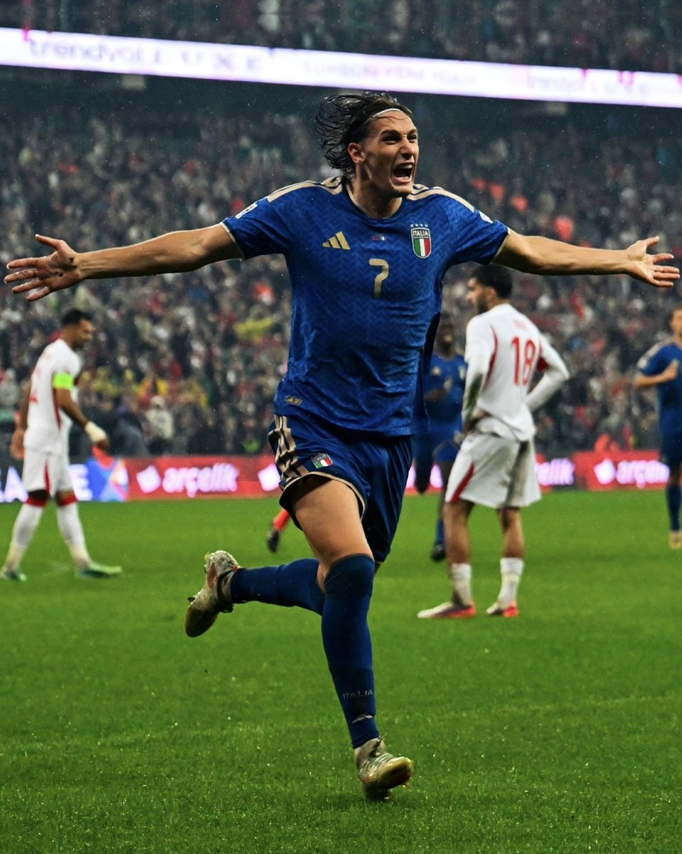 Inter360CDS's tweet photo. 🐥 Francesco Pio #Esposito ha superato quota cinque gol con la #Nazionale a 21 anni e 92 giorni e solamente due giocatori ci sono riusciti da più giovani: Giuseppe #Meazza (19 anni e 261 giorni) e Gianni #Rivera (21 anni e 78 giorni).
Elite.
@OptaPaolo
#Inter360 | #FCIM https://t.co/LJMFqHJjfa