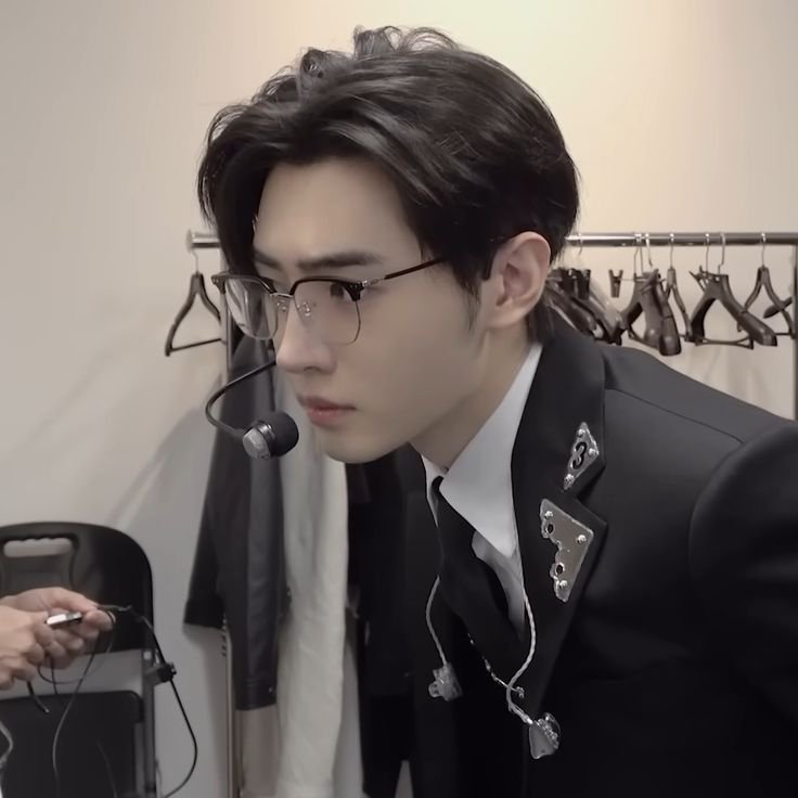 hoonssiren's tweet photo. and what if they met https://t.co/ZNxyzgvB7o