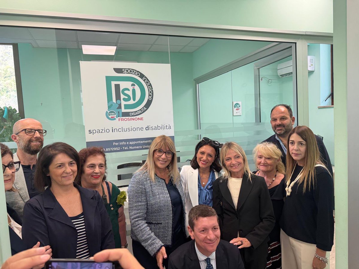 CislNazionale's tweet photo. Il taglio del nastro, lo scoprimento della targa dedicata ad Antonio Angelucci e l’incontro con i familiari, presenti alla cerimonia, hanno segnato un momento di forte emozione nella sede Cisl di Cassino. Quindi l'apertura dello Spazio Inclusione Disabilità, un nuovo servizio a disposizione del territorio. Al termine, #DanielaFumarola ha incontrato dirigenti e operatori della sede.

#Cassino #Cisl @cislfrosinone @Cisl_Lazio