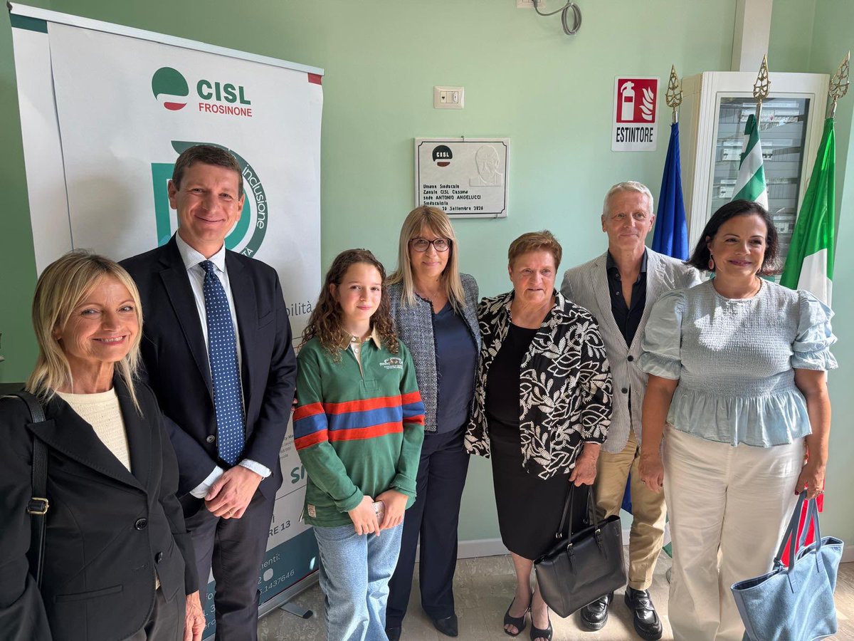 CislNazionale's tweet photo. Il taglio del nastro, lo scoprimento della targa dedicata ad Antonio Angelucci e l’incontro con i familiari, presenti alla cerimonia, hanno segnato un momento di forte emozione nella sede Cisl di Cassino. Quindi l'apertura dello Spazio Inclusione Disabilità, un nuovo servizio a disposizione del territorio. Al termine, #DanielaFumarola ha incontrato dirigenti e operatori della sede.

#Cassino #Cisl @cislfrosinone @Cisl_Lazio