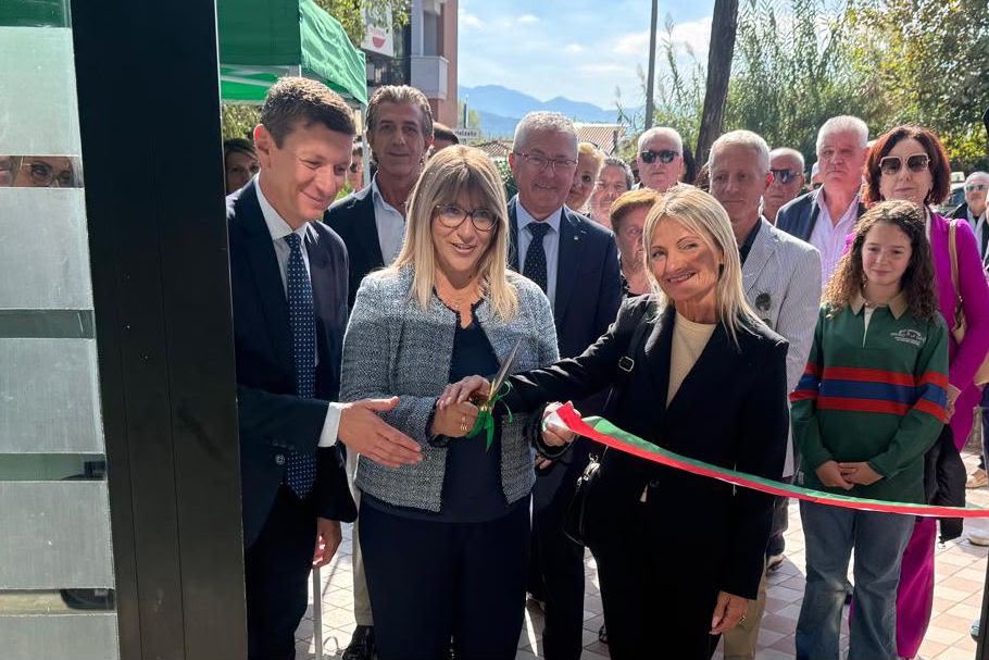 CislNazionale's tweet photo. Il taglio del nastro, lo scoprimento della targa dedicata ad Antonio Angelucci e l’incontro con i familiari, presenti alla cerimonia, hanno segnato un momento di forte emozione nella sede Cisl di Cassino. Quindi l'apertura dello Spazio Inclusione Disabilità, un nuovo servizio a disposizione del territorio. Al termine, #DanielaFumarola ha incontrato dirigenti e operatori della sede.

#Cassino #Cisl @cislfrosinone @Cisl_Lazio