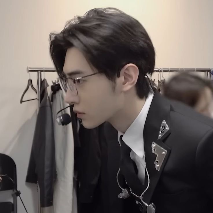 hoonssiren's tweet photo. and what if they met https://t.co/ZNxyzgvB7o