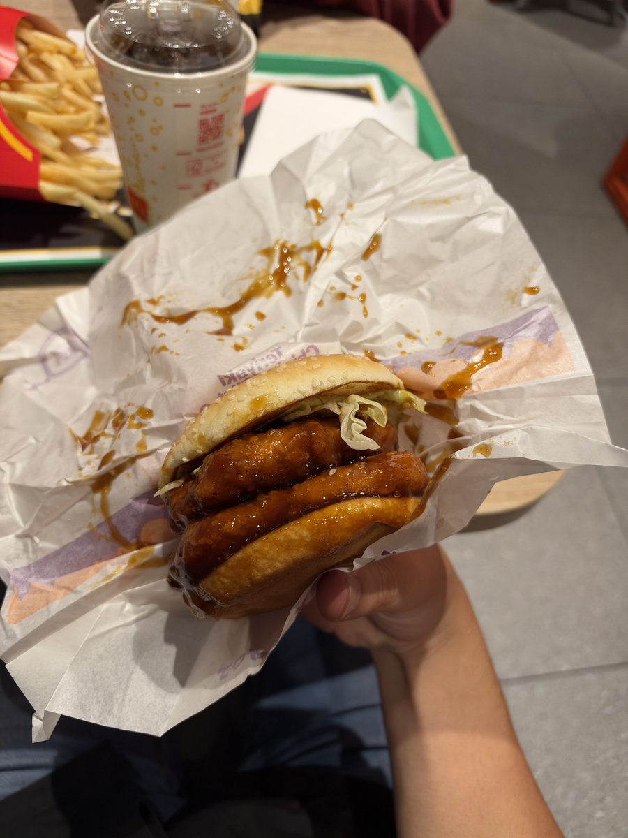 jun39mikuluka's tweet photo. マック食いにイクスピアリ来た、
ありがとうテリチキ https://t.co/RVs3LSy1ae