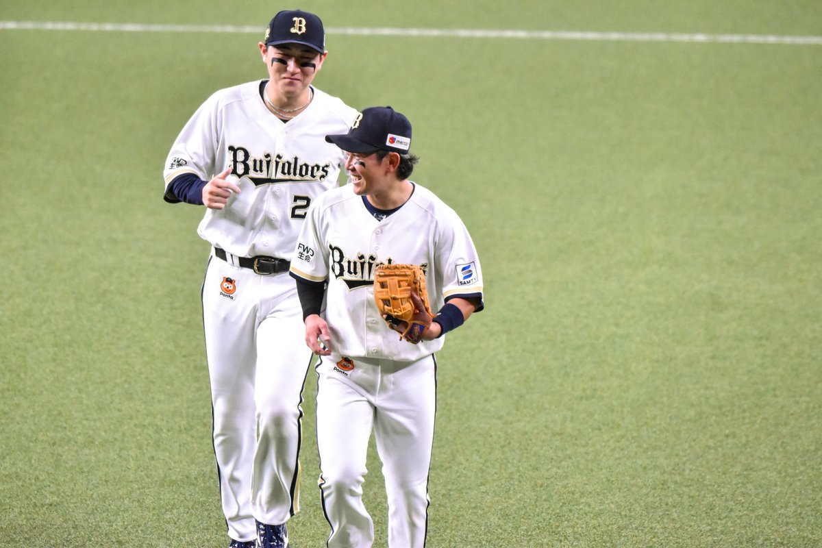 keep_glowing5's tweet photo. #西野真弘 さん
#紅林弘太郎 選手

こちらもお気に入りの二遊間写真、これからもニコニコで西野さんの背中追いかけてね～べに～😁そのニコニコが西野さんにも移って、見ているみんなにも移って、笑顔がループするよ～～🤩🤩(ええようにゆうた) https://t.co/XIgMWK65yz