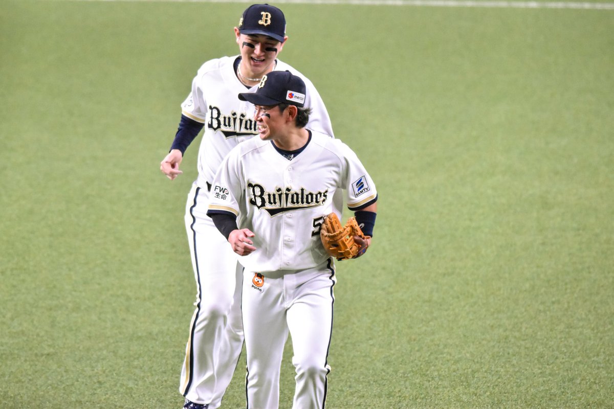 keep_glowing5's tweet photo. #西野真弘 さん
#紅林弘太郎 選手

こちらもお気に入りの二遊間写真、これからもニコニコで西野さんの背中追いかけてね～べに～😁そのニコニコが西野さんにも移って、見ているみんなにも移って、笑顔がループするよ～～🤩🤩(ええようにゆうた) https://t.co/XIgMWK65yz
