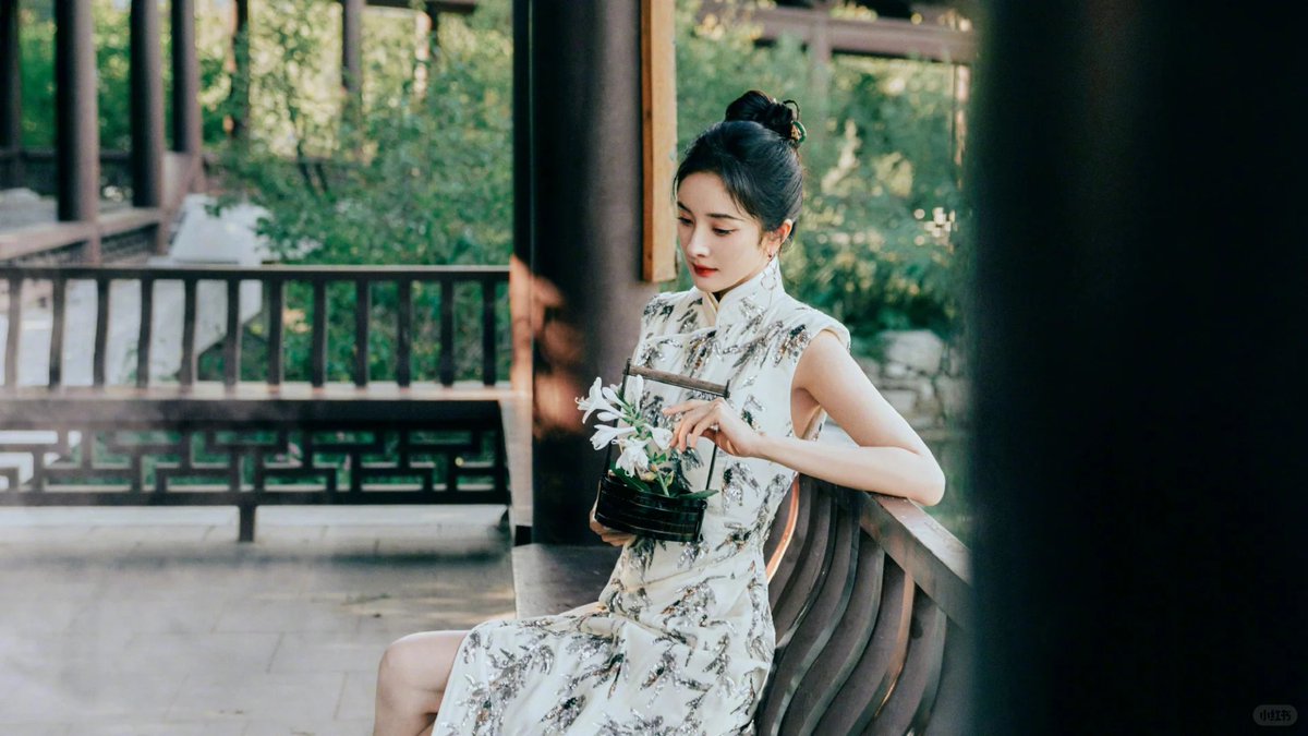 amaliaprahastu1's tweet photo. In the courtly yard, Biyahui in her elegant gua (traditional upper garment) stands with grace. https://t.co/Cr6jnjhs9t