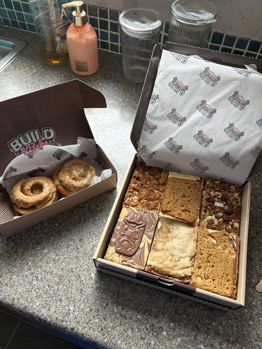 shushuverse's tweet photo. they gave me mini cinnamon rolls for freeee https://t.co/UE2jECVyob