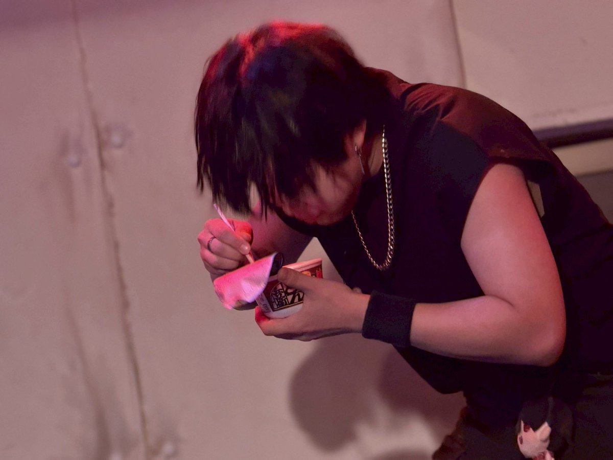 Ive_Muscler0524's tweet photo. 【自己紹介】
改めて、歌コレで繋がった人が多いと思うので…！
Vsingerやってます、伊吹（いぶ）です！！「いぶき」って間違えた人は殴ります🫵

・山口なのに全国飛んでライブに参加するフッ軽
・ライブでうどんを食べて「うどんニキ」の二つ名がついたVsinger
・基本ジャンル問わず何でも歌える！ https://t.co/rpwK6sZFYT