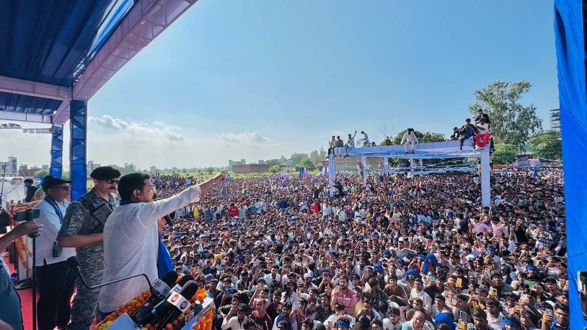 BhimArmyChief's tweet photo. आज जिला सम्भल की विधानसभा चंदौसी में आयोजित विशाल जनसभा में अपनों के बीच।

जनसभा को सफल बनाने के लिए दिन-रात मेहनत करने वाले सभी पदाधिकारियों, कार्यकर्ताओं और सहयोगियों का हृदय से आभार। अपने अपार प्यार, समर्थन और विश्वास से जनसभा को ऐतिहासिक बनाने वाली संभल की महान जनता को दिल से सलाम और अभिनंदन।

आपकी यह एकजुटता आजाद समाज पार्टी (कांशीराम) के मिशन-2027 को नई ऊर्जा और ताकत देगी।

जय भीम! जय भारत! जय मंडल!

#ASP_K_Mission2027