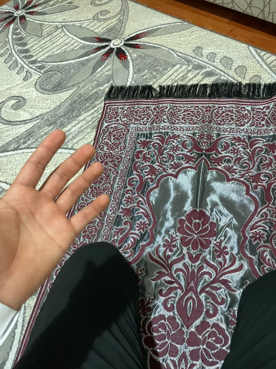 krtsibell1's tweet photo. Aile tanışmasında benim odamda kıldığı namaz 🤍🌻 https://t.co/wuxDJfksNx