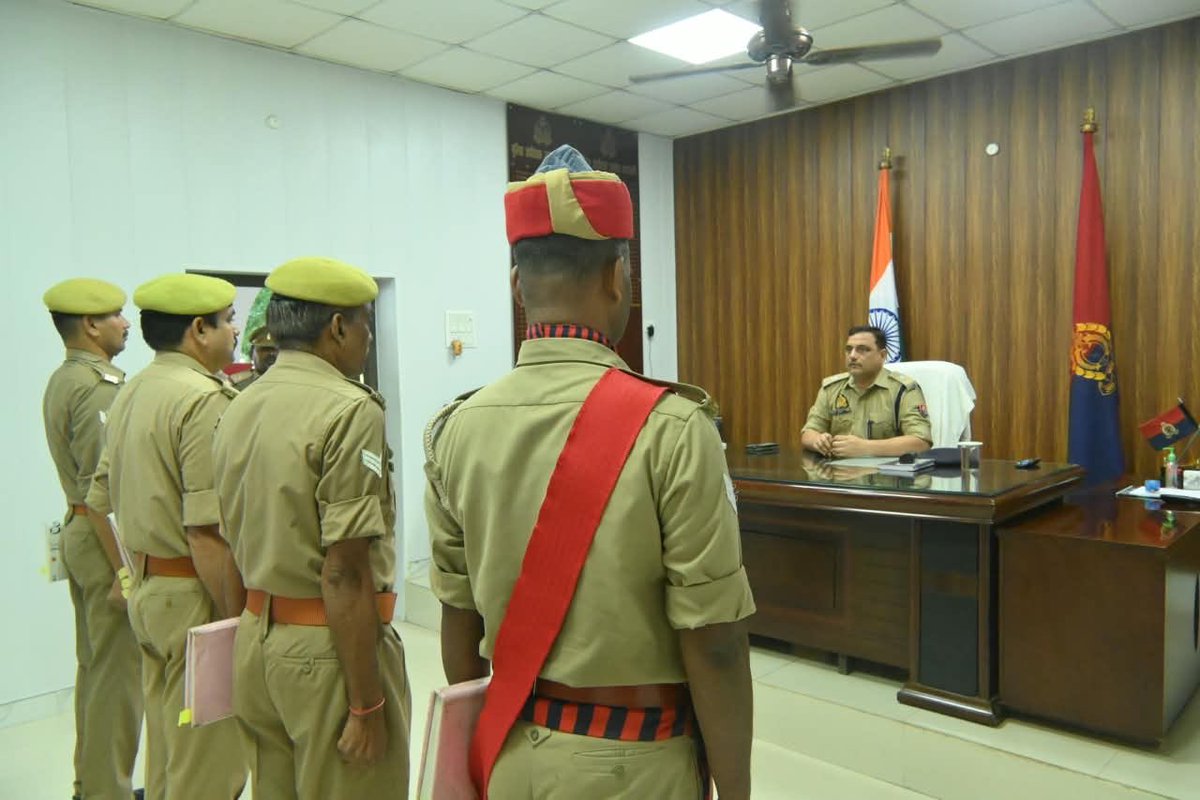 BBK_Update's tweet photo. बाराबंकी: रिजर्व पुलिस लाइन में मंगलवार परेड का आयोज��, ASP दक्षिणी रितेश कुमार सिंह ने ली सलामी, जवानों की फिटनेस-ड्रिल परखी और अनुशासन बनाए रखने के दिए निर्देश।
#Barabanki #BarabankiPolice #WeeklyParade #ASPRiteshKumarSingh #uppolice #viralpost https://t.co/Uw8VyEMVgV