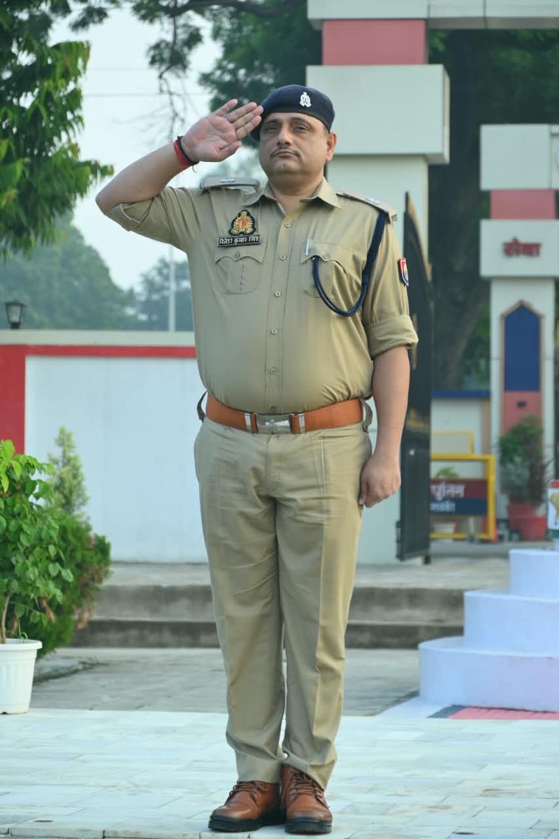 BBK_Update's tweet photo. बाराबंकी: रिजर्व पुलिस लाइन में मंगलवार परेड का आयोज��, ASP दक्षिणी रितेश कुमार सिंह ने ली सलामी, जवानों की फिटनेस-ड्रिल परखी और अनुशासन बनाए रखने के दिए निर्देश।
#Barabanki #BarabankiPolice #WeeklyParade #ASPRiteshKumarSingh #uppolice #viralpost https://t.co/Uw8VyEMVgV