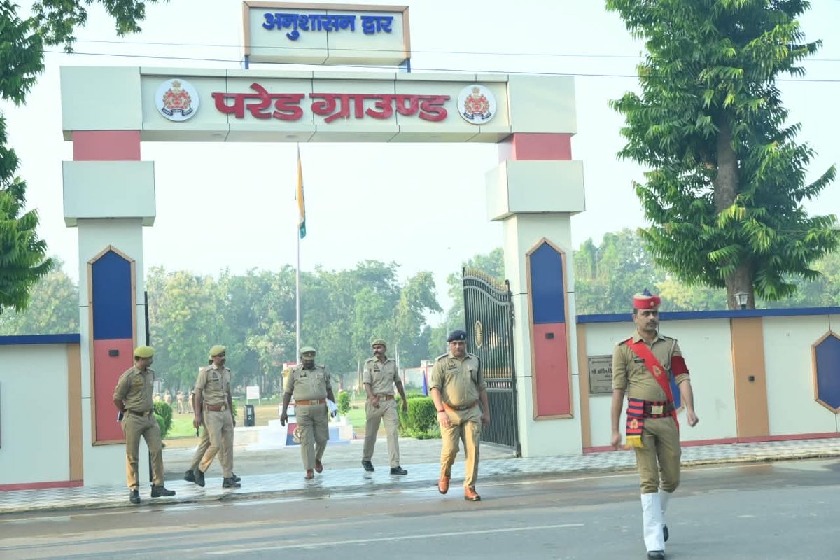 BBK_Update's tweet photo. बाराबंकी: रिजर्व पुलिस लाइन में मंगलवार परेड का आयोज��, ASP दक्षिणी रितेश कुमार सिंह ने ली सलामी, जवानों की फिटनेस-ड्रिल परखी और अनुशासन बनाए रखने के दिए निर्देश।
#Barabanki #BarabankiPolice #WeeklyParade #ASPRiteshKumarSingh #uppolice #viralpost https://t.co/Uw8VyEMVgV