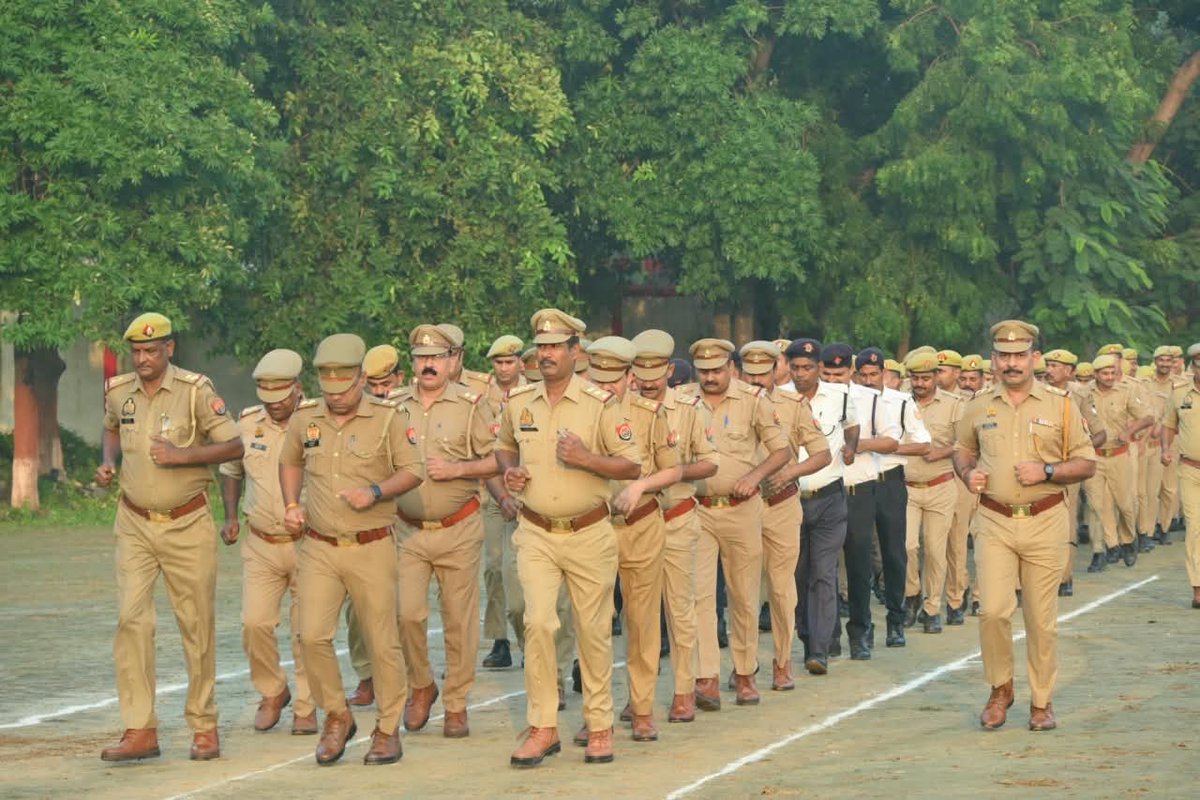 BBK_Update's tweet photo. बाराबंकी: रिजर्व पुलिस लाइन में मंगलवार परेड का आयोज��, ASP दक्षिणी रितेश कुमार सिंह ने ली सलामी, जवानों की फिटनेस-ड्रिल परखी और अनुशासन बनाए रखने के दिए निर्देश।
#Barabanki #BarabankiPolice #WeeklyParade #ASPRiteshKumarSingh #uppolice #viralpost https://t.co/Uw8VyEMVgV