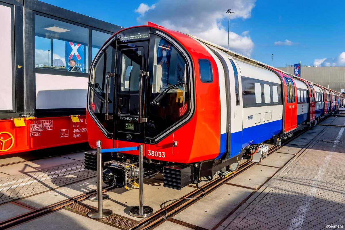 GermanEmbassy's tweet photo. A new Piccadilly line train was on show at a Berlin expo last week.

The walk-through &amp; air-conditioned trains will replace the existing fleet introduced in 1975.

🇩🇪 engineering giant Siemens Mobility is manufacturing 94 trains for @TfL, with 80% of the order assembled in Goole. https://t.co/dzOduQ0jDh