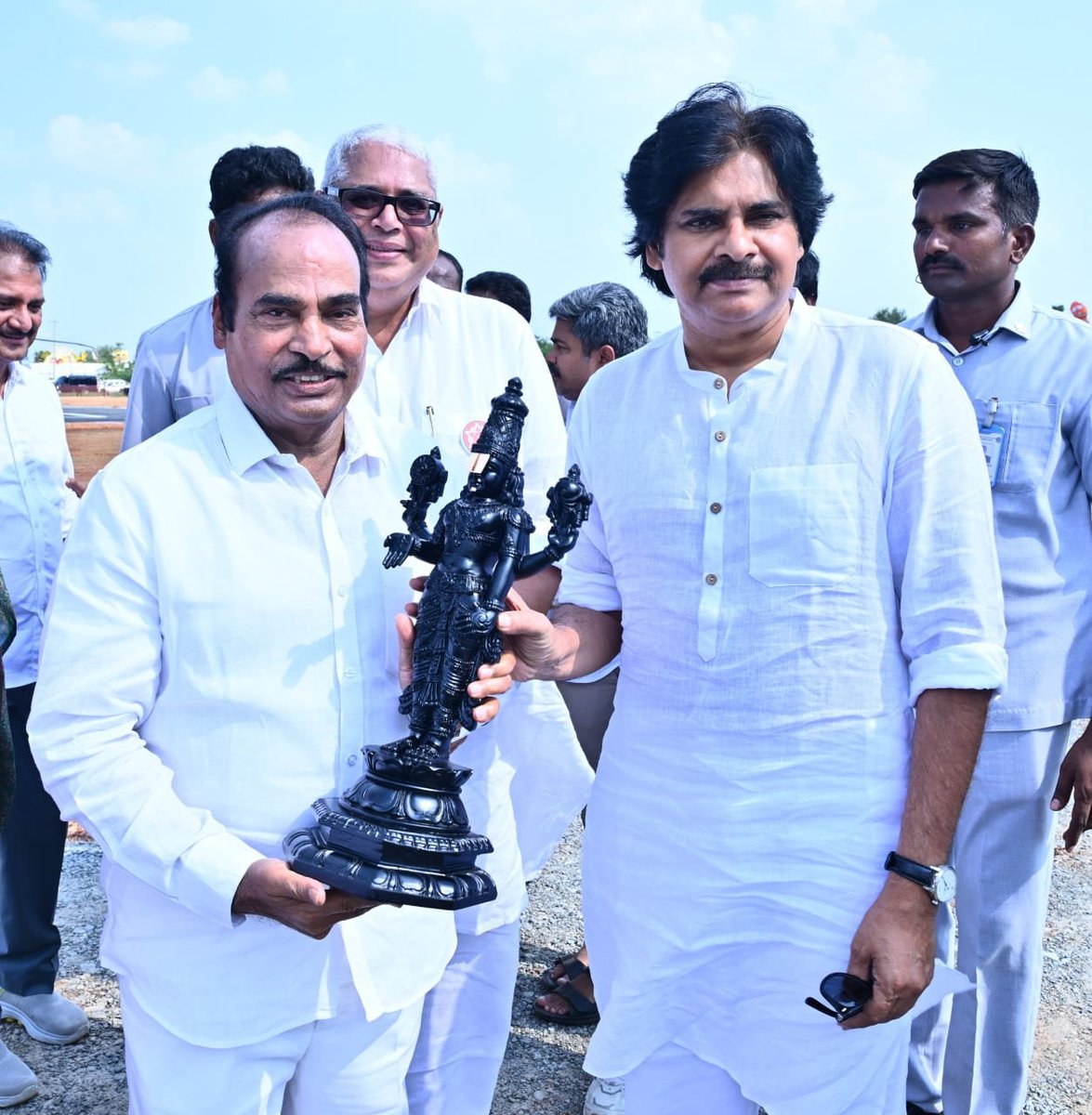 JanaSenaParty's tweet photo. పల్లె పండగ 3.0లో పాల్గొనేందుకు ఉదయగిరి చేరుకున్న ఉప ముఖ్యమంత్రి శ్రీ పవన్ కళ్యాణ్ గారికి హెలిప్యాడ్ వద్ద స్వాగతం పలికిన రాష్ట్ర మంత్రులు, ఎమ్మెల్యేలు, జిల్లా అధికారులు, కూటమి నాయకులు. గౌరవ ముఖ్యమంత్రి శ్రీ @ncbn గారితో కలిసి శ్రీ @PawanKalyan గారు ఈ కార్యక్రమంలో పాల్గొన్నారు. https://t.co/W4OnAN2XHS