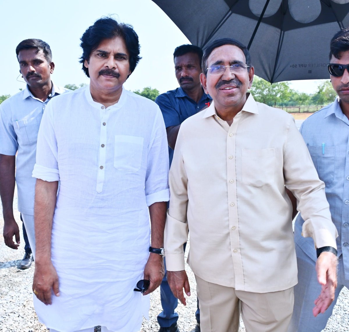 JanaSenaParty's tweet photo. పల్లె పండగ 3.0లో పాల్గొనేందుకు ఉదయగిరి చేరుకున్న ఉప ముఖ్యమంత్రి శ్రీ పవన్ కళ్యాణ్ గారికి హెలిప్యాడ్ వద్ద స్వాగతం పలికిన రాష్ట్ర మంత్రులు, ఎమ్మెల్యేలు, జిల్లా అధికారులు, కూటమి నాయకులు. గౌరవ ముఖ్యమంత్రి శ్రీ @ncbn గారితో కలిసి శ్రీ @PawanKalyan గారు ఈ కార్యక్రమంలో పాల్గొన్నారు. https://t.co/W4OnAN2XHS