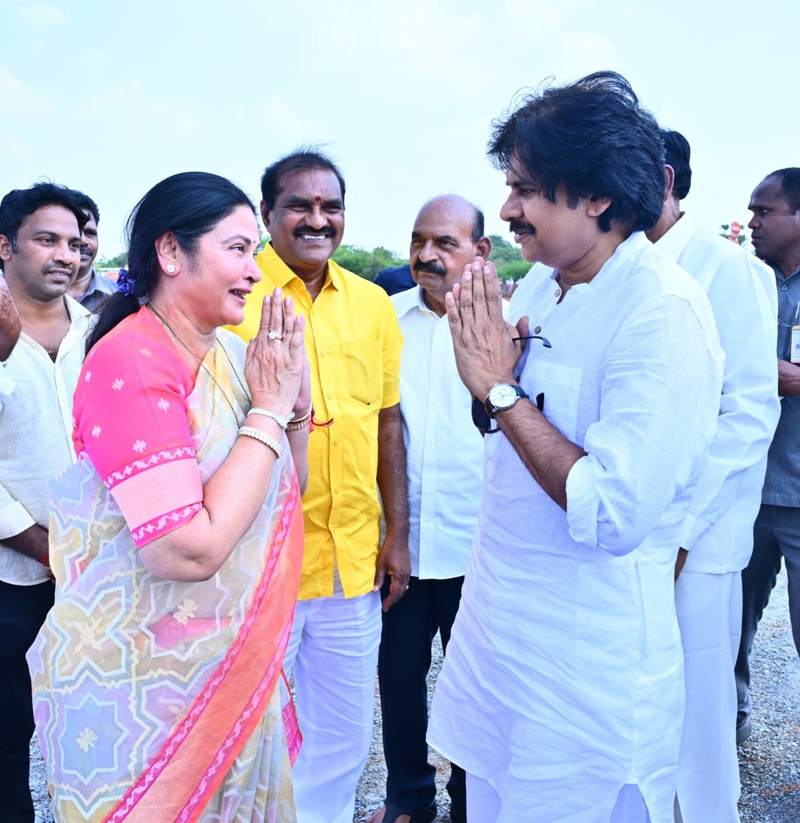 JanaSenaParty's tweet photo. పల్లె పండగ 3.0లో పాల్గొనేందుకు ఉదయగిరి చేరుకున్న ఉప ముఖ్యమంత్రి శ్రీ పవన్ కళ్యాణ్ గారికి హెలిప్యాడ్ వద్ద స్వాగతం పలికిన రాష్ట్ర మంత్రులు, ఎమ్మెల్యేలు, జిల్లా అధికారులు, కూటమి నాయకులు. గౌరవ ముఖ్యమంత్రి శ్రీ @ncbn గారితో కలిసి శ్రీ @PawanKalyan గారు ఈ కార్యక్రమంలో పాల్గొన్నారు. https://t.co/W4OnAN2XHS