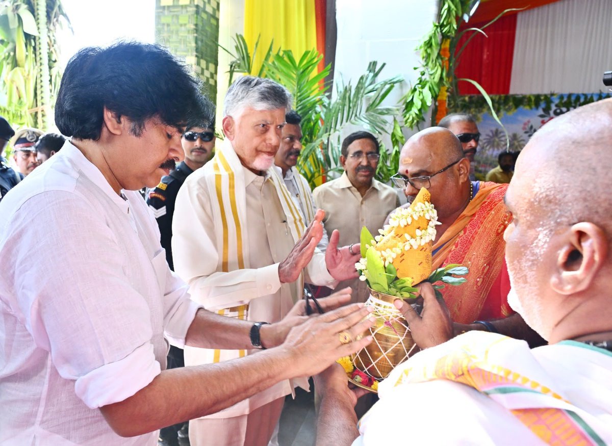 JanaSenaParty's tweet photo. పల్లె పండగ 3.0లో పాల్గొనేందుకు ఉదయగిరి చేరుకున్న ఉప ముఖ్యమంత్రి శ్రీ పవన్ కళ్యాణ్ గారికి హెలిప్యాడ్ వద్ద స్వాగతం పలికిన రాష్ట్ర మంత్రులు, ఎమ్మెల్యేలు, జిల్లా అధికారులు, కూటమి నాయకులు. గౌరవ ముఖ్యమంత్రి శ్రీ @ncbn గారితో కలిసి శ్రీ @PawanKalyan గారు ఈ కార్యక్రమంలో పాల్గొన్నారు. https://t.co/W4OnAN2XHS