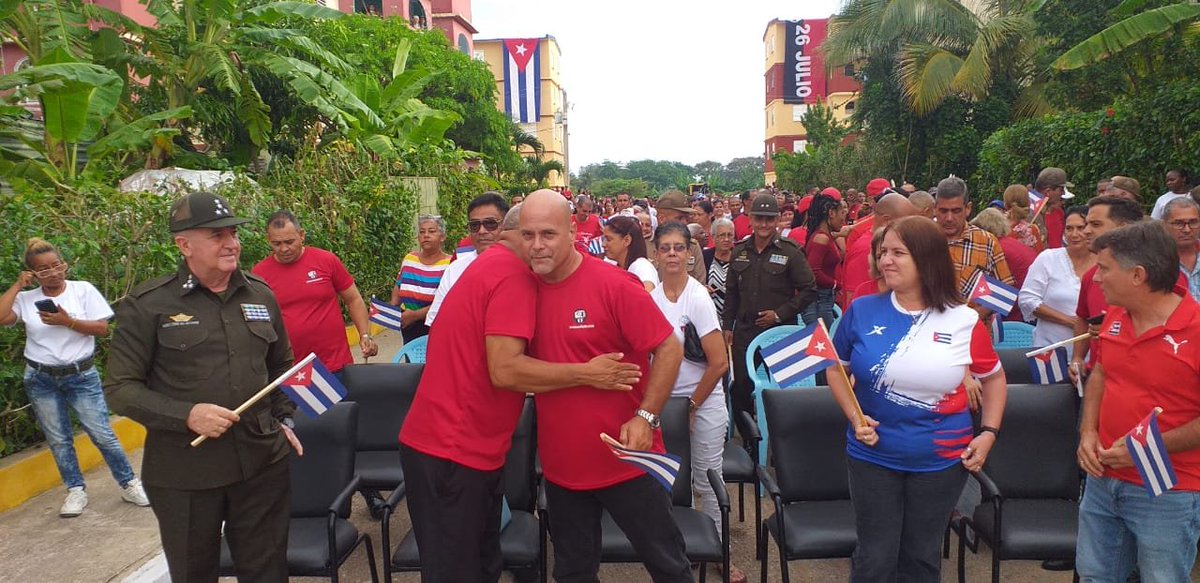 cdr_cuba's tweet photo. Buenos días vecino 🌞 

🙌🇨🇺Cerramos ayer el ciclo del 6️⃣6️⃣ aniversario de la organización y hoy empezamos a vivir el año del 6️⃣7️⃣, con nuevas metas, pero siempre al servicio de la Revolución. 

#CDRCuba #Cuba #SomosDelBarrio https://t.co/MFee4up9tC