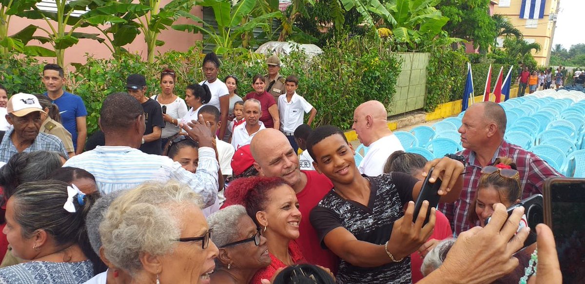 cdr_cuba's tweet photo. Buenos días vecino 🌞 

🙌🇨🇺Cerramos ayer el ciclo del 6️⃣6️⃣ aniversario de la organización y hoy empezamos a vivir el año del 6️⃣7️⃣, con nuevas metas, pero siempre al servicio de la Revolución. 

#CDRCuba #Cuba #SomosDelBarrio https://t.co/MFee4up9tC