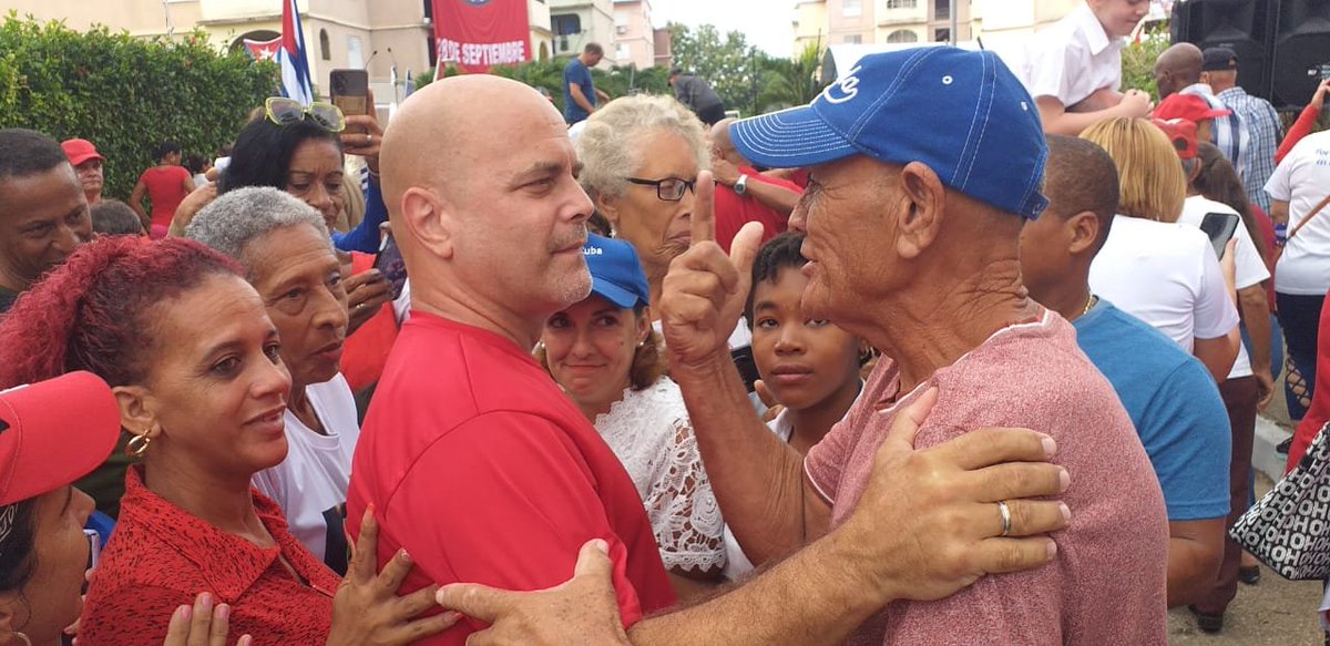 cdr_cuba's tweet photo. Buenos días vecino 🌞 

🙌🇨🇺Cerramos ayer el ciclo del 6️⃣6️⃣ aniversario de la organización y hoy empezamos a vivir el año del 6️⃣7️⃣, con nuevas metas, pero siempre al servicio de la Revolución. 

#CDRCuba #Cuba #SomosDelBarrio https://t.co/MFee4up9tC