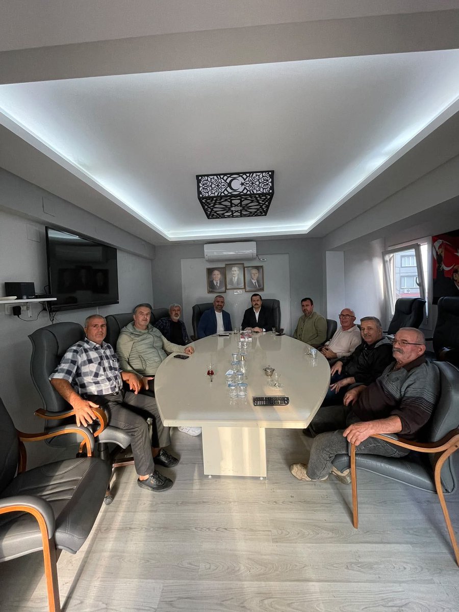 mhpselcuk35's tweet photo. “Selçuk Şoförler ve Otomobilciler Odası Başkanımız Sayın Barış Gider’i ve beraberinde oda yöneticilerimizi ilçe başkanlığımızda misafir ettik. Ziyaretleri vesilesiyle ilçemizin esnafı, ulaşım sektörü ve Selçuk’umuzun geleceğine dair verimli değerlendirmelerde bulunduk. https://t.co/3gA2l0Mk2d