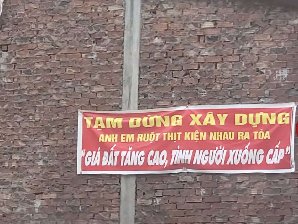 Quanvy779's tweet photo. Thấy bảng dán này sao cảm giác mình buồn buồn sao á

Vì đồng tiền nó phá hư tất cả

Khi cái lợi trước mắt quá lớn thì tình thân cũng chả đáng xu nào , ngay cả ruột thịt cũng thế https://t.co/p30QhT3UlO