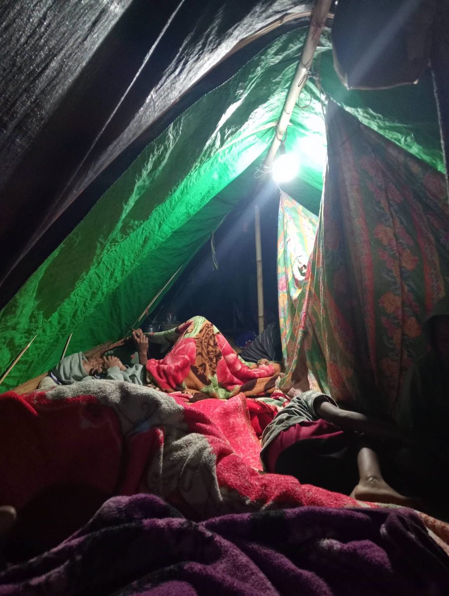 adionooo's tweet photo. beginilah suasana dingin malam di tenda darurat sampai malam ini. pentingnya dukungan semua karena selain kebutuhan anak-anak sekolah juga kebutuhan anak-anak (prioritas balita) yang ada di tenda darurat. berapa pun dukungan, bermakna untuk semua 🤍 https://t.co/bScTqgqjE1