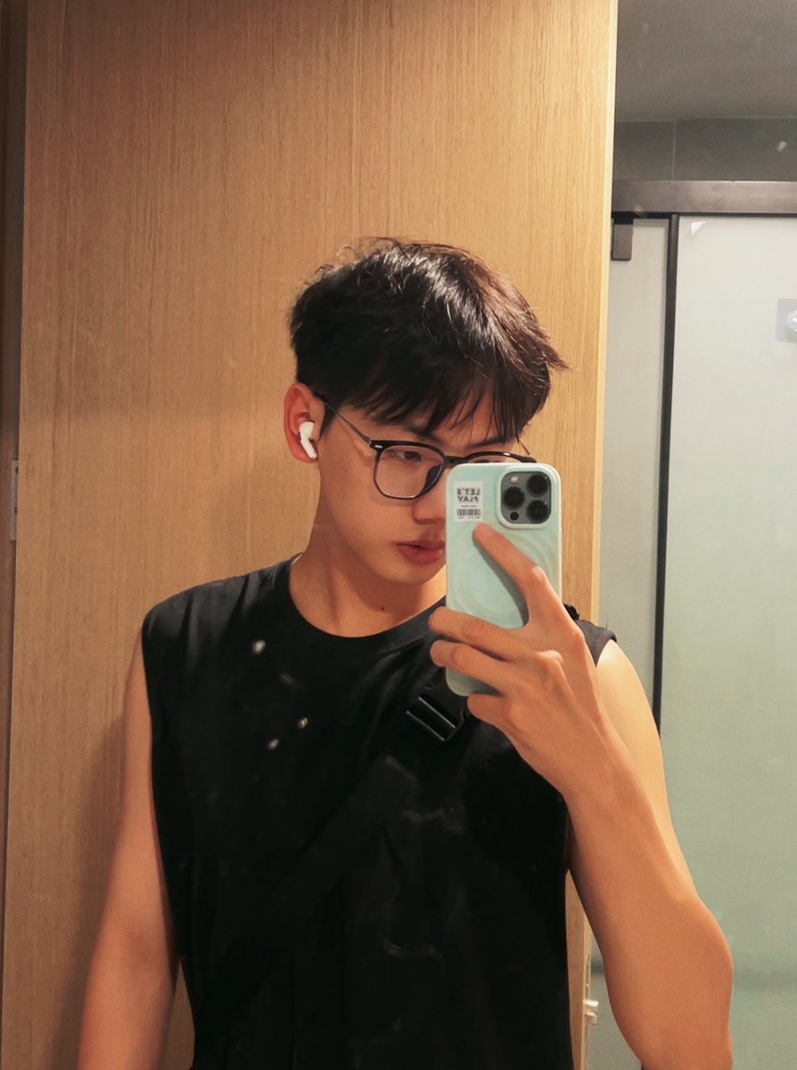 Steven_02528's tweet photo. 好想有人聊聊天😭 https://t.co/XuKjgH8pK1
