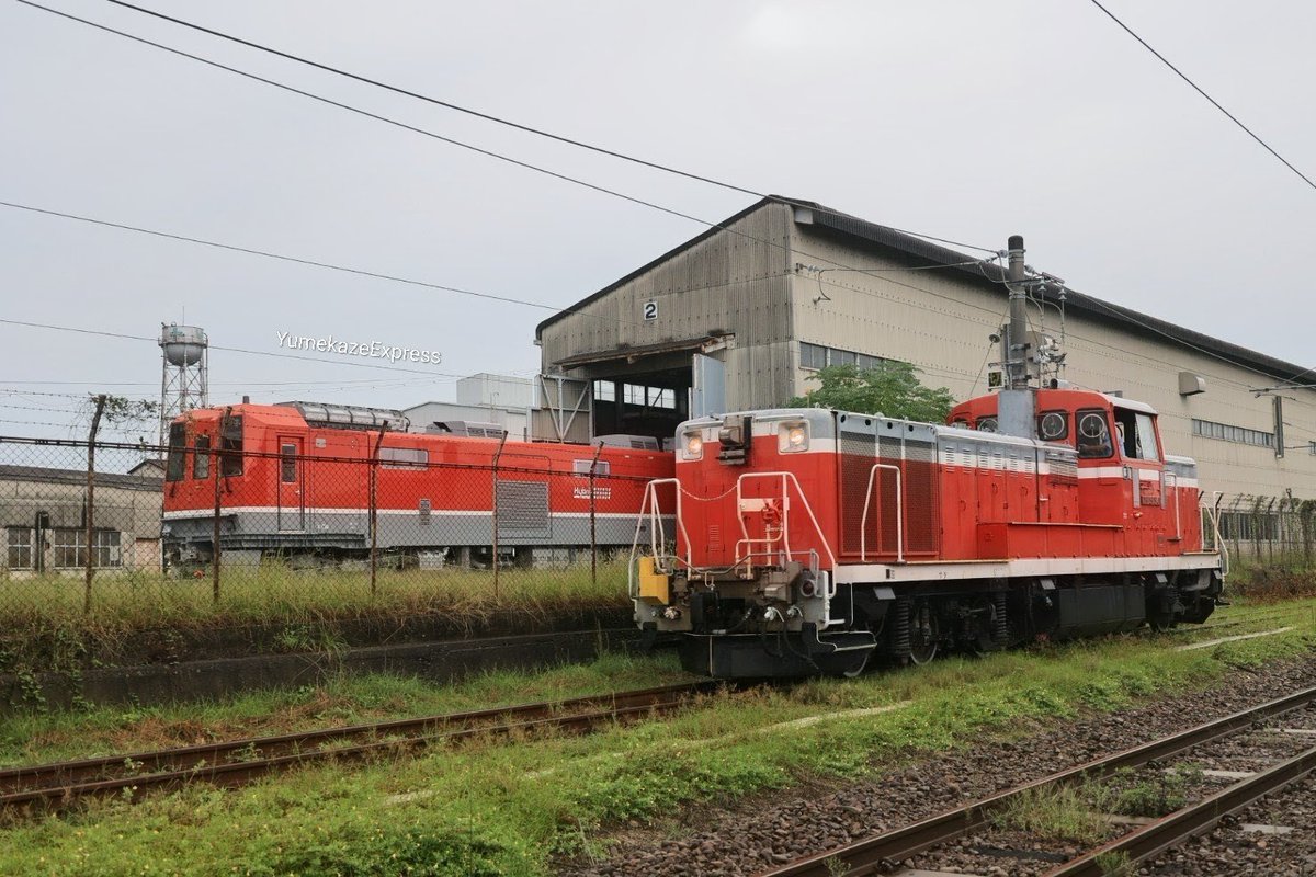 miriseproject's tweet photo. DEC×DE 電気式と液体式、同色並び(^^)朝のDE10 1531が廃車回送とツイがあり境線にきてみたらDE15の一部が単体でやってきた!試運転帰りだそうです
2026/9/29
#デーイー
#DE15
#回送
#後藤駅 https://t.co/qXtyac9SJw