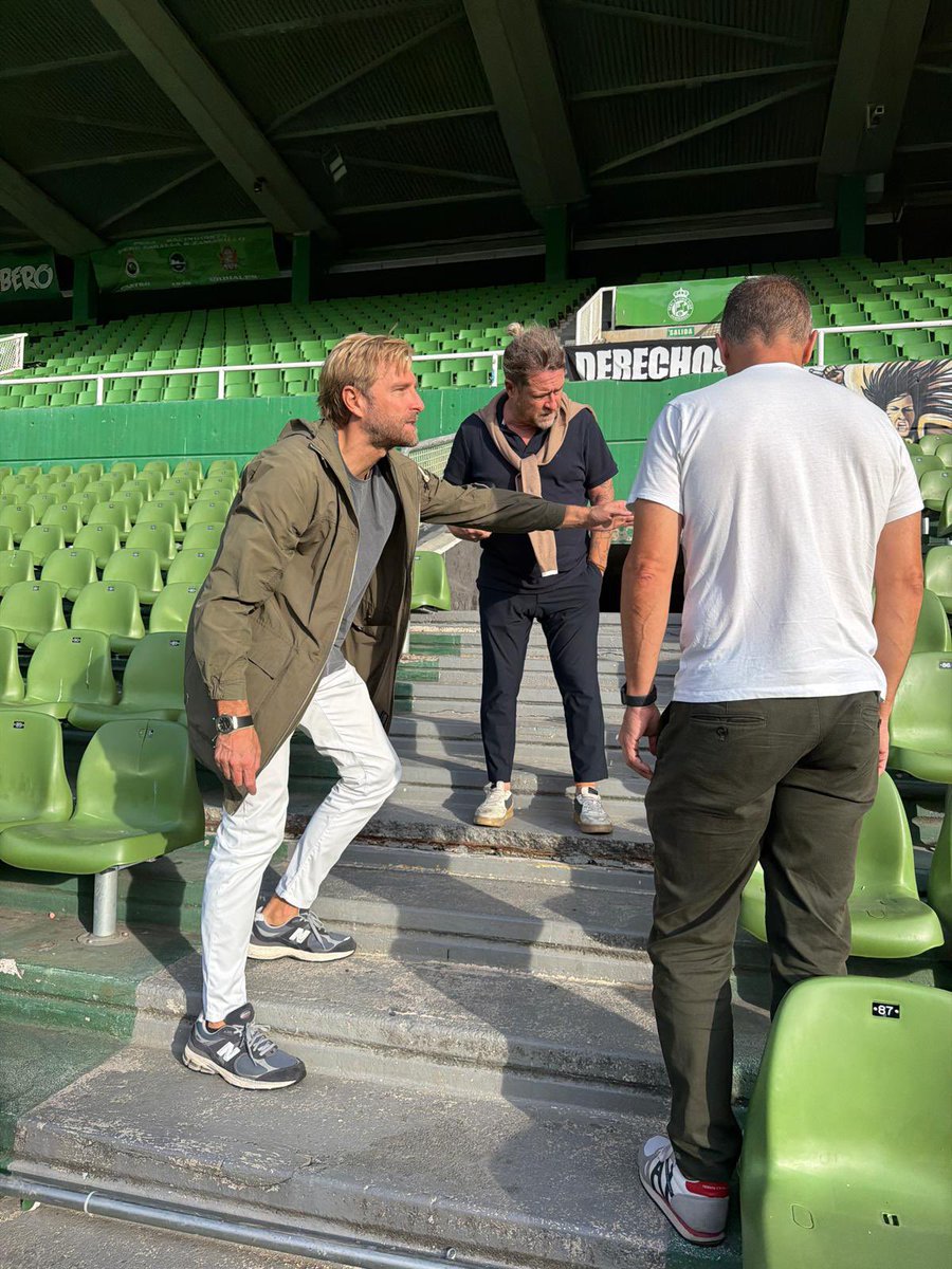 vicentenieto8's tweet photo. 🏟️ Hoy hemos visitado las obras de la cubierta de los Campos de Sport de El Sardinero.
Nuestra preocupación es clara: la seguridad de los 22.000 racinguistas que cada 15 días llenan el estadio y el estado de una instalación municipal que presenta numerosas deficiencias. https://t.co/oFNSZF2l2i