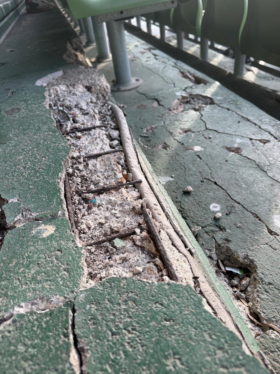 vicentenieto8's tweet photo. 🏟️ Hoy hemos visitado las obras de la cubierta de los Campos de Sport de El Sardinero.
Nuestra preocupación es clara: la seguridad de los 22.000 racinguistas que cada 15 días llenan el estadio y el estado de una instalación municipal que presenta numerosas deficiencias. https://t.co/oFNSZF2l2i