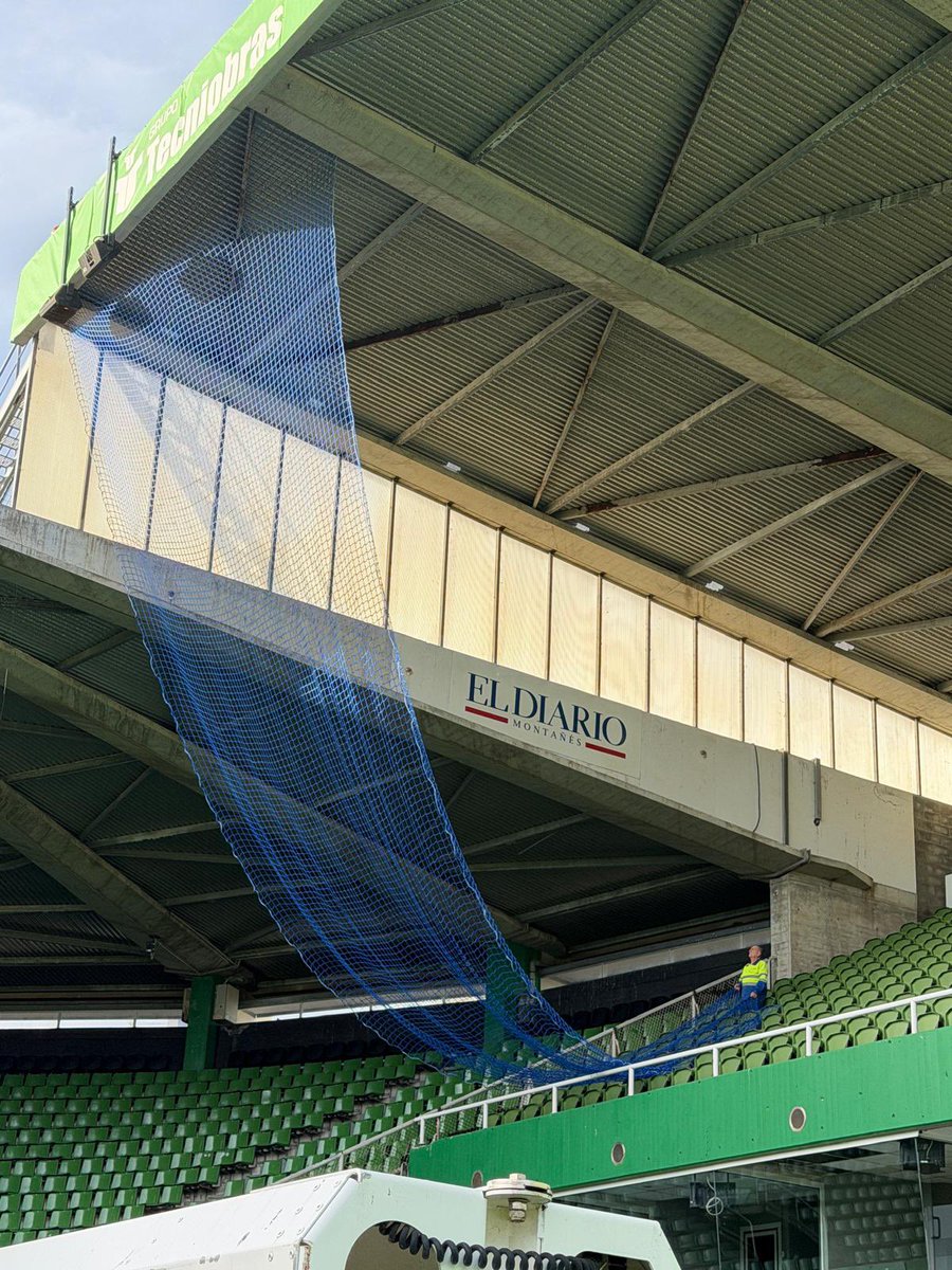 vicentenieto8's tweet photo. 🏟️ Hoy hemos visitado las obras de la cubierta de los Campos de Sport de El Sardinero.
Nuestra preocupación es clara: la seguridad de los 22.000 racinguistas que cada 15 días llenan el estadio y el estado de una instalación municipal que presenta numerosas deficiencias. https://t.co/oFNSZF2l2i