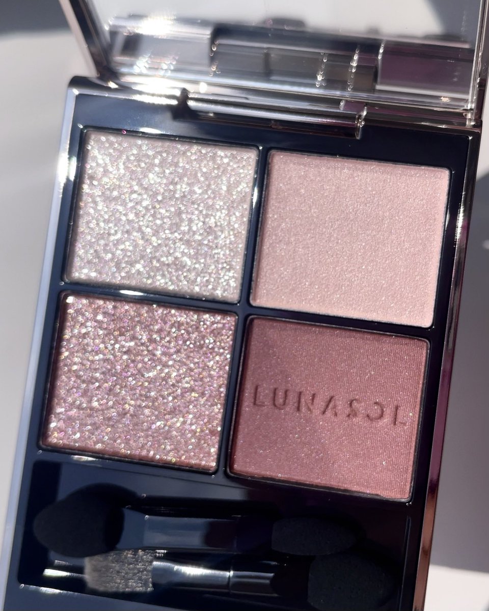 aibymakeupppp's tweet photo. 何度使ってもスーーパーーーときめく。ルナソルの22番アリューリングクラリティ。上品なブラウンと宝石ラメが大人っぽく盛ってくれるの本当に助かる。 https://t.co/QxEcc55qra