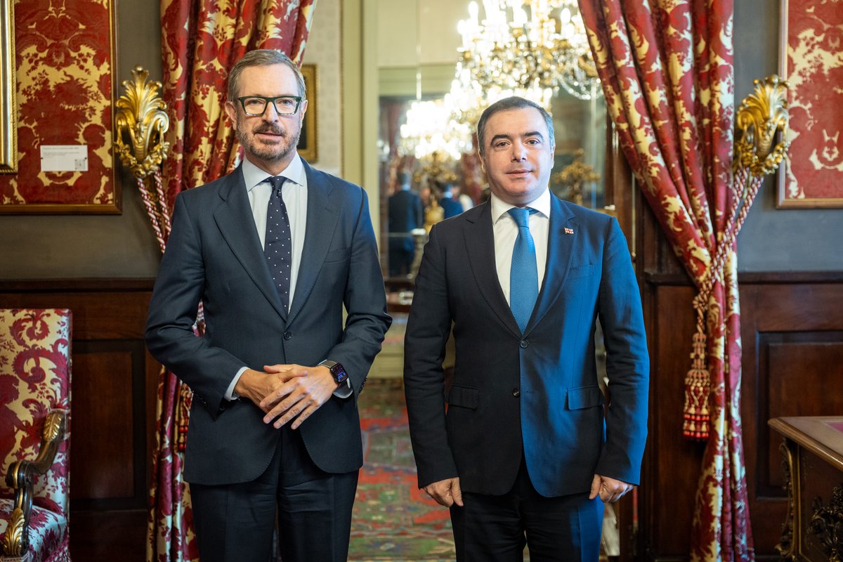 Senadoesp's tweet photo. 🏛️ El vicepresidente del Senado, @JavierMaroto, ha recibido esta mañana al embajador de Georgia, Alexander Chkuaseli.

🤝 Tras el saludo inicial, se han reunido en los Despachos de Honor, donde Chkuaseli ha firmado en el Libro de Honor.

📰 Noticia: https://t.co/CMzuAUhC0D https://t.co/RW92x7K4NB