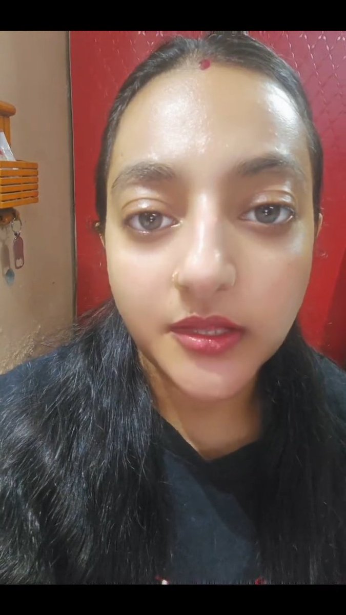 MukAn_X's tweet photo. 30 रुपया का सामान क्या सामान नहीं होता है?

आवाज़ उठाने पर लोग बोल रहे हैं कि 30 रुपया के लिए इतना बवाल ज़रूरी नहीं है।

ऑनलाइन वाले इसी तरह रोज़ पता नहीं कितना कमा लेते होंगे?

Zepto से एक लड़की ने ₹30 का Hide and seek बिस्किट मंगाया।

पैकेट खोला तो पूरा बिस्किट चूरा होकर निकला।

उसने कस्टमर केयर को कॉल किया और ईमेल भी किया है।

आजकल कस्टमर केयर पर इंसान की जगह AI बैठा रखे हैं।

AI को न दर्द समझ आता है न शिकायत समझ आती है।

हर बार एक ही जवाब मिला कि Zepto ने सामान सही कंडीशन में हैंडओवर किया है।

न रिप्लेसमेंट मिला है न रिटर्न मिला है।

आखिर में उसने उदासी से सबके सामने अपनी बात रखी है।

₹30 छोटे लग सकते हैं पर कमाने वाले के लिए हर रुपया मेहनत का है।