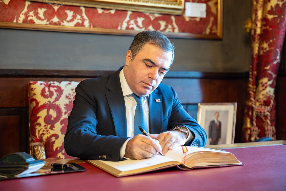 Senadoesp's tweet photo. 🏛️ El vicepresidente del Senado, @JavierMaroto, ha recibido esta mañana al embajador de Georgia, Alexander Chkuaseli.

🤝 Tras el saludo inicial, se han reunido en los Despachos de Honor, donde Chkuaseli ha firmado en el Libro de Honor.

📰 Noticia: https://t.co/CMzuAUhC0D https://t.co/RW92x7K4NB