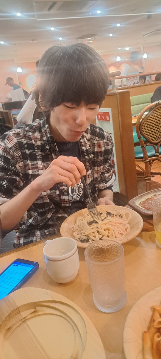 AGI_kyokuhuri's tweet photo. まぁぁぁぁ権利おめでとう会(サイゼ)
お誕生日席に座れてご満悦☺️ https://t.co/FE1K6b7Hmh