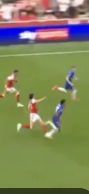 taketheukbac's tweet photo. @barnesy4 @Wesgunner96 Same as dec paint them both with the same brush or does the shoe not fit https://t.co/RHMfgwwhNo