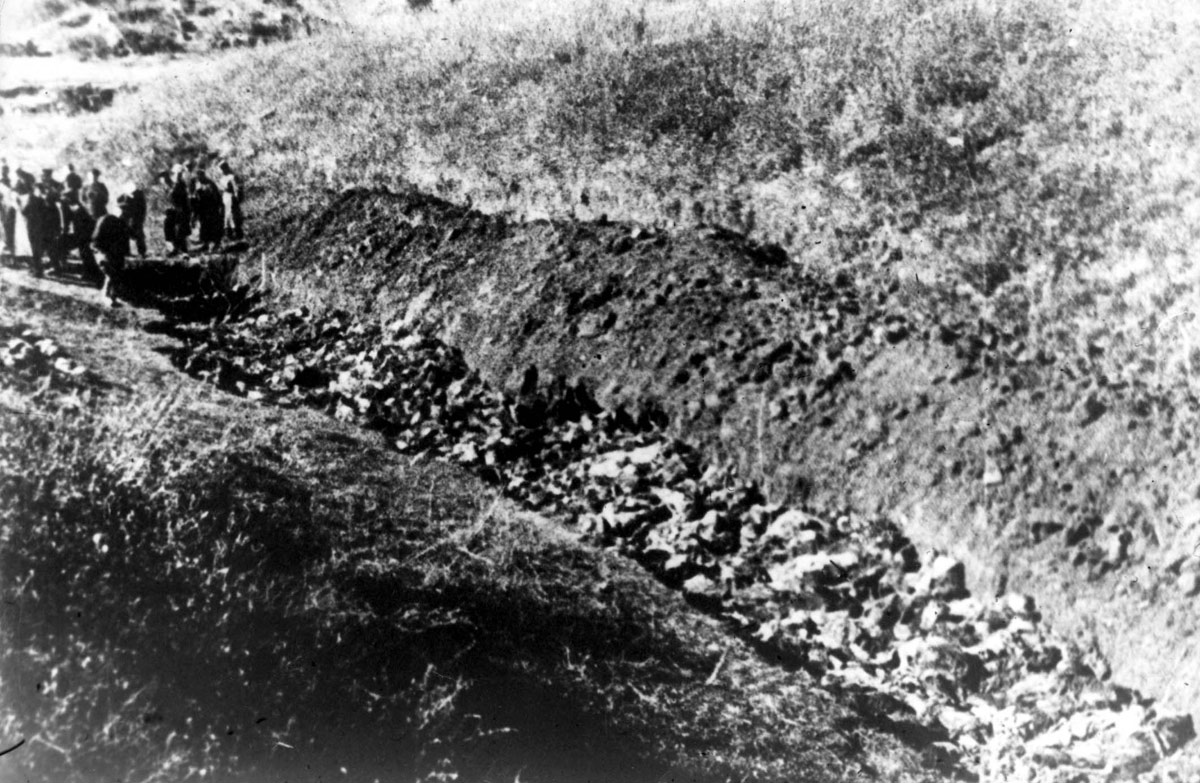 StateSEHI's tweet photo. 85 years ago, Nazi forces and accomplices murdered more than 33,000 Jews at Babyn Yar in Ukraine in just two days. The United States is committed to safeguarding the historical record of the Holocaust.  We must honor the victims of #BabynYar and all those murdered and those who survived by confronting Holocaust distortion and denial through #HolocaustRemembrance.  #NeverForget @USEmbassyKyiv
(Photo: Yad Vashem)