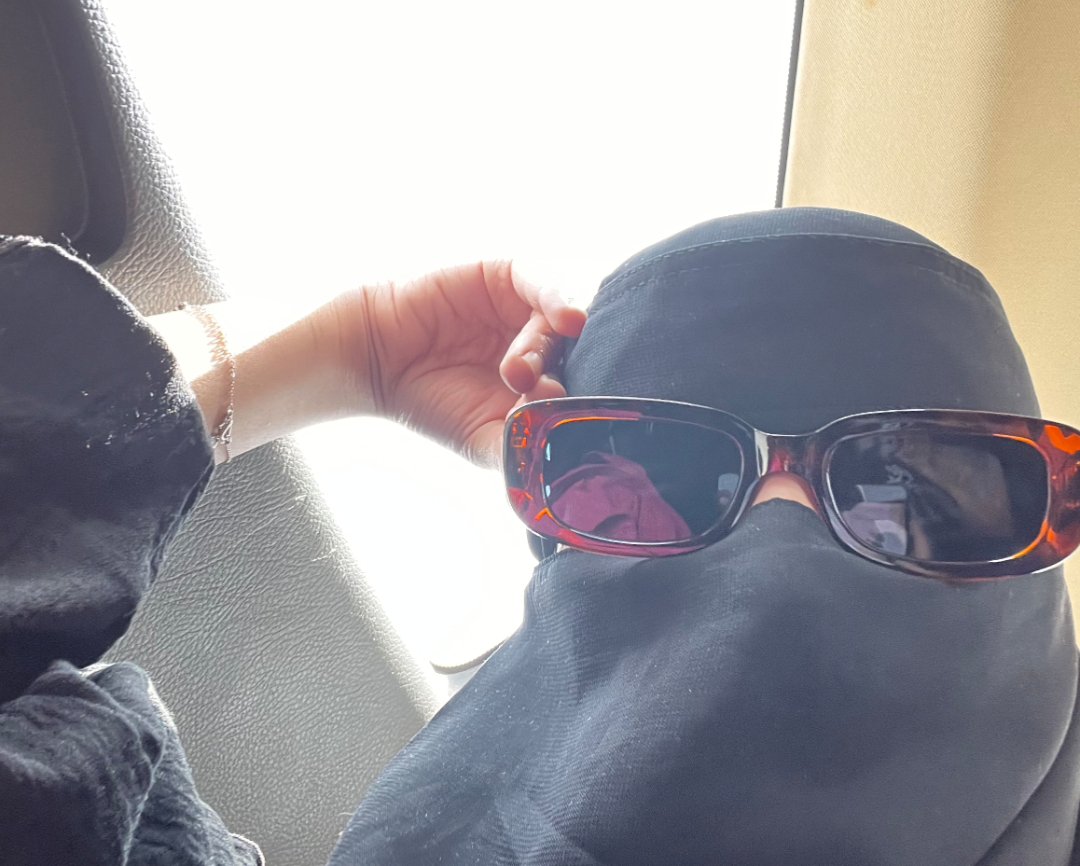 xtx31k's tweet photo. صورة تصورتها على الأساس انها ذكريات وويين ذكريات وانا كلي اسود في اسود
صورة خالية من الذكرى 
انا بدون هويتي ووجهي ولا شي
بعد ١٠ سنوات ما بعرفني ومابعرف اذا هذي انا منجد أو لا بكيس الزباله هذا 
#٢٠٣٠_بلا_نقاب https://t.co/YykOE9D3Vn