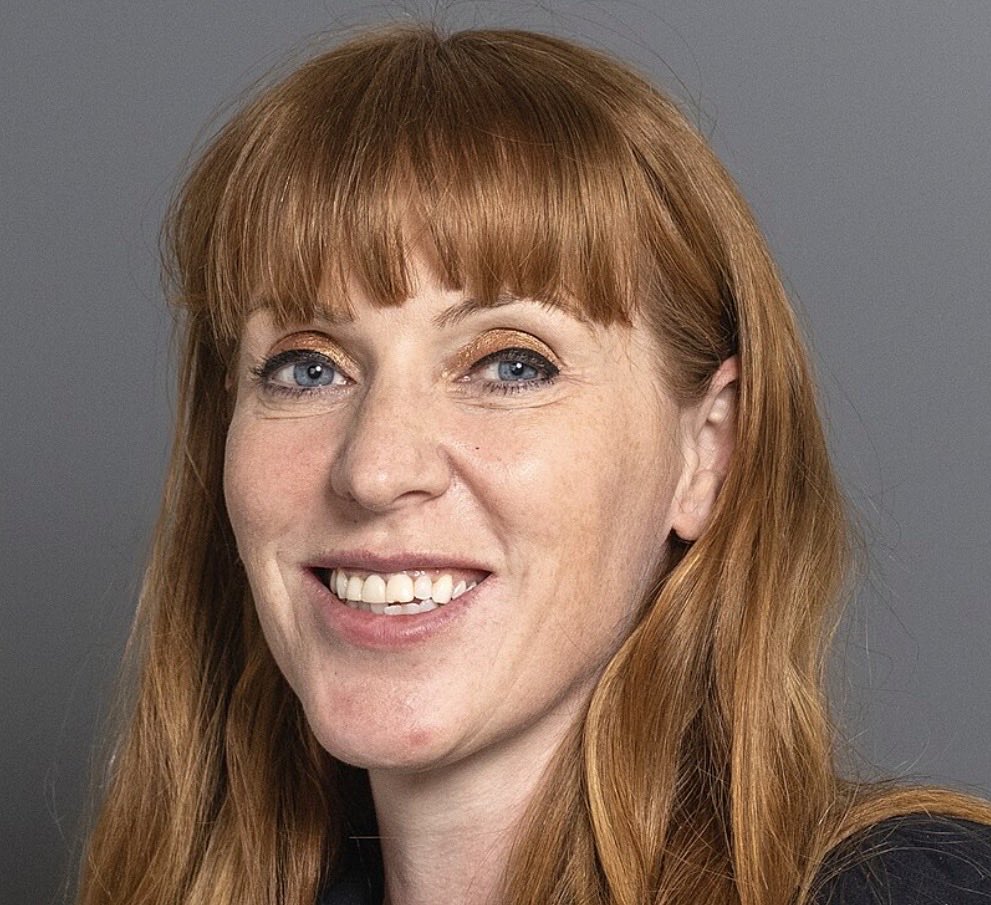 Enoughsenough00's tweet photo. 🚨 RAYNER GOES FOR FARAGE
Angela Rayner uses Labour conference to launch brutal attack on Nigel Farage.
Accuses him of being bankrolled by his "cryptobillionaire sugar daddies" — after Reform landed £72M in 2 donations from crypto tycoons Ben Delo & Christopher Harborne. “If Farage will sing Happy Birthday for £70 on Cameo — what would he do for £70 MILLION?"
Says it's an attempt to "buy our democracy" — vows Labour will cap donations and "defend democracy from fascist oligarchs."
Reform says they followed all rules.