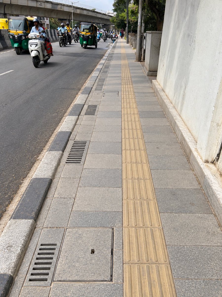 YTKDIndia's tweet photo. This is the condition of India’s Silicon Valley.

How it is.                              How it should be https://t.co/MCSFEPuKAQ