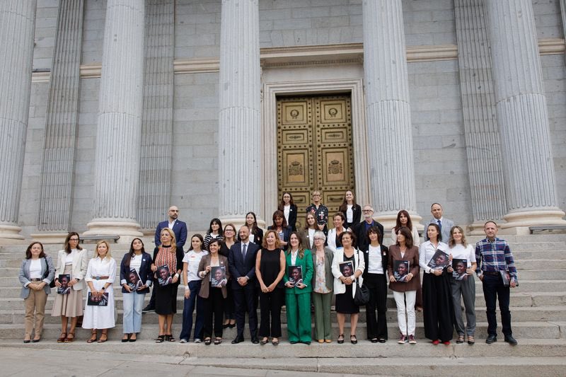 F_Armengol's tweet photo. El 11 de octubre se cumplen 15 años del Día Internacional de la Niña. Por eso, hoy, junto a Plan International España, conmemoramos en el Congreso esta fecha y reivindicamos, una vez más, los derechos de todas las niñas.

Porque todavía hay demasiadas niñas a las que se les imponen límites por el simple hecho de ser niñas. El matrimonio infantil, la violencia, la falta de acceso a la educación o la exclusión de los espacios de decisión siguen condicionando sus oportunidades.

Escucharlas y garantizar sus derechos no es solo una cuestión de justicia. Es construir una sociedad más igualitaria en la que todas puedan aprender, liderar, decidir y prosperar.