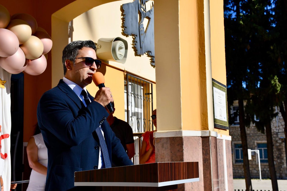 SilifkeArGe's tweet photo. Silifke’de Erasmus+ Projesi Kapsamında Uluslararası Buluşma

Silifke İlçe Millî Eğitim Müdürlüğünün proje ortağı olduğu “MENS SANA IN CORPORE SANO” (Sağlam Kafa Sağlam Vücutta Bulunur) başlıklı Erasmus+ projesi kapsamında Türkiye hareketliliği, 29 Eylül–2 Ekim 2026 tarihleri arasında Silifke’de gerçekleştiriliyor.

İtalya, Macaristan ve Hırvatistan’dan gelen 11 öğretmen, Gazipaşa İlkokulunda düzenlenen etkinliklere katıldı. Konuk öğretmenler, İlköğretim Haftası kutlamalarına iştirak ederek sınıfları ziyaret etti ve öğrencilerle çeşitli etkinlikler gerçekleştirdi.

Programda Türk eğitim sistemi ve Silifke’nin tanıtımına yönelik sunumların yanı sıra okul bahçesinde fiziksel etkinlikler düzenlendi ve öğrencilerle geleneksel Türk çocuk oyunları oynandı.

Erasmus+ hareketliliğiyle farklı ülkelerden eğitimciler arasında kültürel etkileşim, deneyim paylaşımı ve iş birliğinin güçlendirilmesi amaçlanıyor.
@MersinMEM
@MersinMEMArGe 
@Muhammed0744 
@kltiinerolu 
@gazipasa_