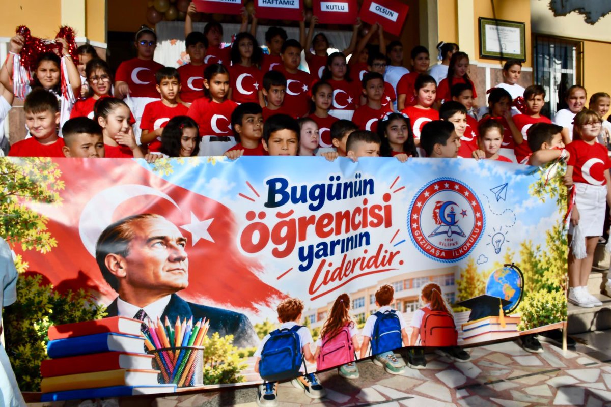SilifkeArGe's tweet photo. Silifke’de Erasmus+ Projesi Kapsamında Uluslararası Buluşma

Silifke İlçe Millî Eğitim Müdürlüğünün proje ortağı olduğu “MENS SANA IN CORPORE SANO” (Sağlam Kafa Sağlam Vücutta Bulunur) başlıklı Erasmus+ projesi kapsamında Türkiye hareketliliği, 29 Eylül–2 Ekim 2026 tarihleri arasında Silifke’de gerçekleştiriliyor.

İtalya, Macaristan ve Hırvatistan’dan gelen 11 öğretmen, Gazipaşa İlkokulunda düzenlenen etkinliklere katıldı. Konuk öğretmenler, İlköğretim Haftası kutlamalarına iştirak ederek sınıfları ziyaret etti ve öğrencilerle çeşitli etkinlikler gerçekleştirdi.

Programda Türk eğitim sistemi ve Silifke’nin tanıtımına yönelik sunumların yanı sıra okul bahçesinde fiziksel etkinlikler düzenlendi ve öğrencilerle geleneksel Türk çocuk oyunları oynandı.

Erasmus+ hareketliliğiyle farklı ülkelerden eğitimciler arasında kültürel etkileşim, deneyim paylaşımı ve iş birliğinin güçlendirilmesi amaçlanıyor.
@MersinMEM
@MersinMEMArGe 
@Muhammed0744 
@kltiinerolu 
@gazipasa_