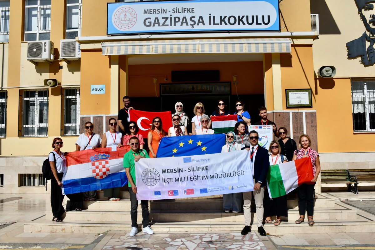 SilifkeArGe's tweet photo. Silifke’de Erasmus+ Projesi Kapsamında Uluslararası Buluşma

Silifke İlçe Millî Eğitim Müdürlüğünün proje ortağı olduğu “MENS SANA IN CORPORE SANO” (Sağlam Kafa Sağlam Vücutta Bulunur) başlıklı Erasmus+ projesi kapsamında Türkiye hareketliliği, 29 Eylül–2 Ekim 2026 tarihleri arasında Silifke’de gerçekleştiriliyor.

İtalya, Macaristan ve Hırvatistan’dan gelen 11 öğretmen, Gazipaşa İlkokulunda düzenlenen etkinliklere katıldı. Konuk öğretmenler, İlköğretim Haftası kutlamalarına iştirak ederek sınıfları ziyaret etti ve öğrencilerle çeşitli etkinlikler gerçekleştirdi.

Programda Türk eğitim sistemi ve Silifke’nin tanıtımına yönelik sunumların yanı sıra okul bahçesinde fiziksel etkinlikler düzenlendi ve öğrencilerle geleneksel Türk çocuk oyunları oynandı.

Erasmus+ hareketliliğiyle farklı ülkelerden eğitimciler arasında kültürel etkileşim, deneyim paylaşımı ve iş birliğinin güçlendirilmesi amaçlanıyor.
@MersinMEM
@MersinMEMArGe 
@Muhammed0744 
@kltiinerolu 
@gazipasa_