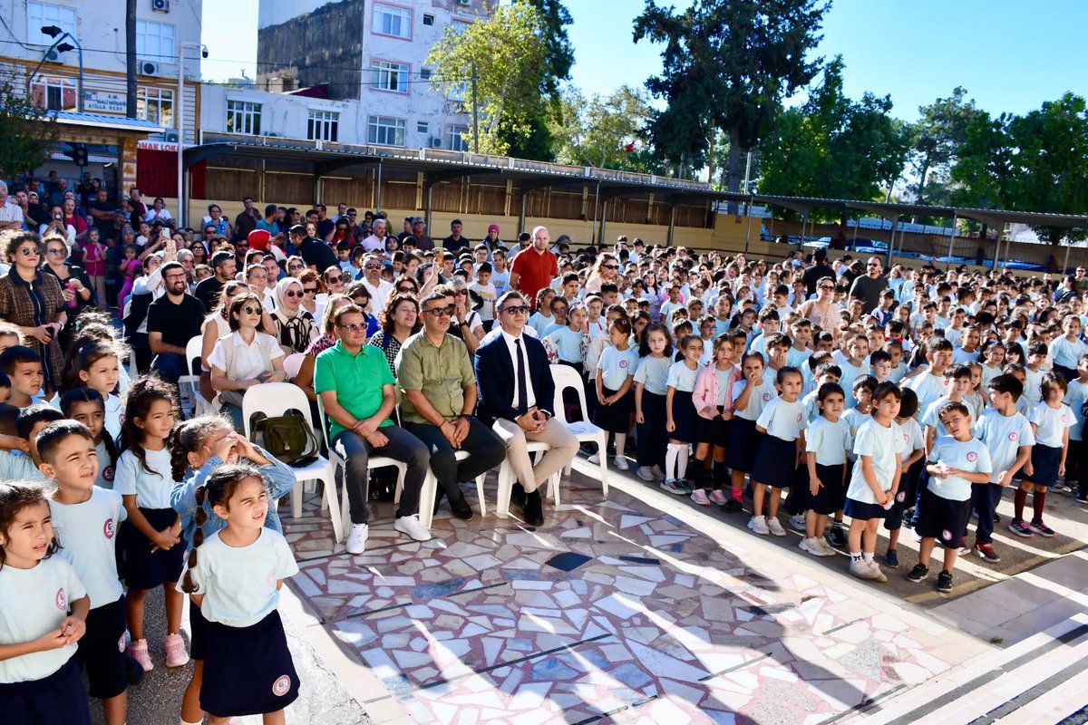 SilifkeArGe's tweet photo. Silifke’de Erasmus+ Projesi Kapsamında Uluslararası Buluşma

Silifke İlçe Millî Eğitim Müdürlüğünün proje ortağı olduğu “MENS SANA IN CORPORE SANO” (Sağlam Kafa Sağlam Vücutta Bulunur) başlıklı Erasmus+ projesi kapsamında Türkiye hareketliliği, 29 Eylül–2 Ekim 2026 tarihleri arasında Silifke’de gerçekleştiriliyor.

İtalya, Macaristan ve Hırvatistan’dan gelen 11 öğretmen, Gazipaşa İlkokulunda düzenlenen etkinliklere katıldı. Konuk öğretmenler, İlköğretim Haftası kutlamalarına iştirak ederek sınıfları ziyaret etti ve öğrencilerle çeşitli etkinlikler gerçekleştirdi.

Programda Türk eğitim sistemi ve Silifke’nin tanıtımına yönelik sunumların yanı sıra okul bahçesinde fiziksel etkinlikler düzenlendi ve öğrencilerle geleneksel Türk çocuk oyunları oynandı.

Erasmus+ hareketliliğiyle farklı ülkelerden eğitimciler arasında kültürel etkileşim, deneyim paylaşımı ve iş birliğinin güçlendirilmesi amaçlanıyor.
@MersinMEM
@MersinMEMArGe 
@Muhammed0744 
@kltiinerolu 
@gazipasa_