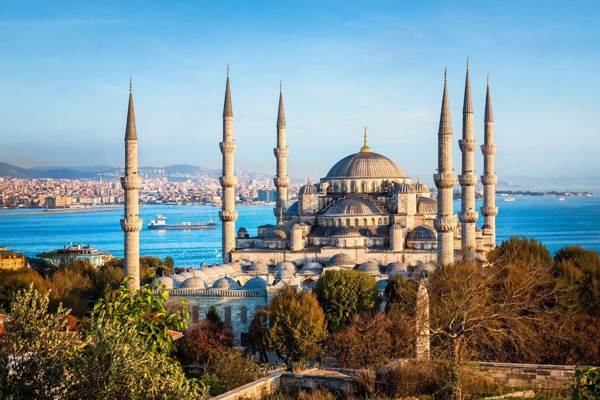 DreamyNooks's tweet photo. Turkey is pure magic ☀️🇹🇷

Blue Mosque shining under the sun, Bosphorus sparkling blue, and Istanbul looking dreamy

Afternoon in Istanbul hits different ✨

#turkey #istanbul #bluemosque #afternoonview #bosphorus #turkeytravel #istanbulview #aesthetic https://t.co/jH8UkIaRda